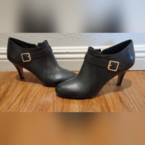 Vince Camuto Shoes - Vince Camuto Vonilesa Leather Kitten Almond Toe Buckle Ankle Bootie Size 9.5
